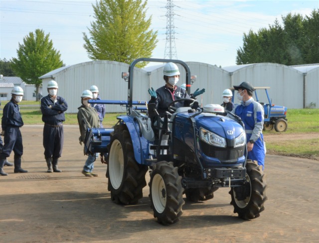 井関農機が協力しほ場実習 トラクタの直進アシスト機能も体験